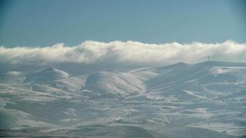 8k colinas de montanhas nevadas na geografia ensolarada do inverno video
