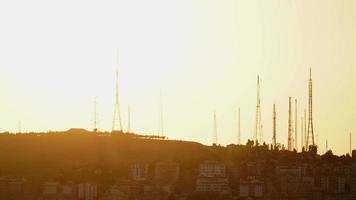 8k tramonto dietro le alte torri delle antenne video