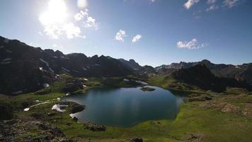 lago de montaña de 8k en tierras de gran altitud video