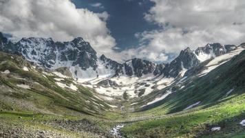 vale glacial de 8k e prado alpino em frente aos picos das montanhas rochosas