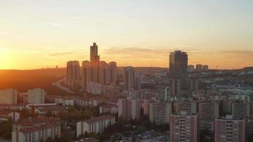 8k jour et nuit au coucher du soleil dans une ville moderne et surpeuplée video