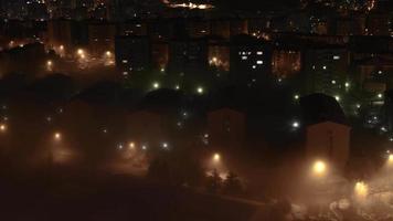 8k nevoeiro entre casas na cidade à noite video