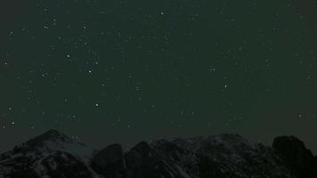 8k étoiles sur les montagnes dans le ciel nocturne video