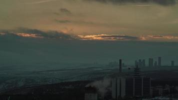 8k poluição do ar na cidade ao pôr do sol no inverno video
