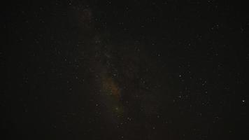 8k estrellas de la vía láctea en el cielo nocturno video