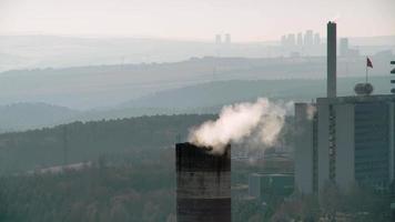 Aire contaminante de chimenea industrial 8k video