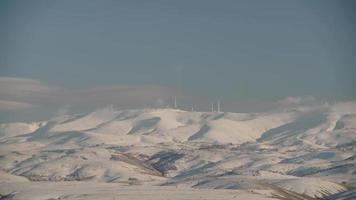Nubes de tormenta de 8k se acercan a las montañas nevadas en invierno video