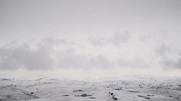 8k Wolkenbewegungen in schneebedeckter Wintergeographie video