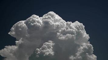 Nube blanca de 8k explotando en cielo azul video