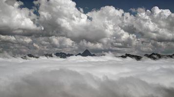 8k felsige Gipfel der andinen Anden-Gebirgszüge hoch über den Wolken