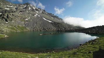 lago de montaña de 8k en tierras de gran altitud video