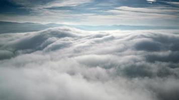 8k boven de wolken vanaf de bergtop video
