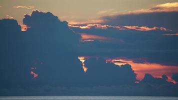 8k erstaunliche Sonnenuntergangsfarben hinter den Wolken über dem Meer video