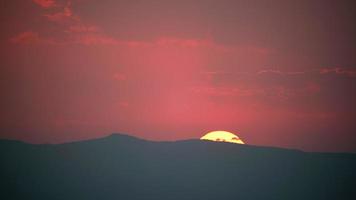 8k Sonnenuntergang in der Bergkette video