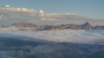 8k capas por encima y por debajo de la capa de nubes video