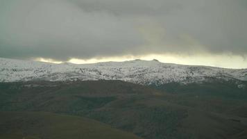 Capa delgada de 8k de nieve en colinas sin árboles en invierno video