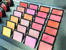 productos cosméticos las porciones de sombra de ojos colorida para el experimento de maquillaje como fondo.