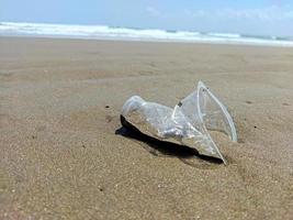 desechos plasticos en la playa foto