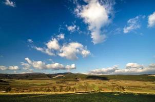 montañas verdes y nubes blancas foto