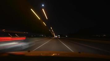 8k luces nocturnas de tráfico en las carreteras de la ciudad. video