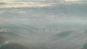 pont routier 8k dans la géographie terrestre enneigée en hiver video