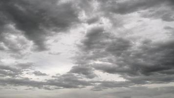 Nubes de tormenta de mezcla sombría deprimente de 8k video