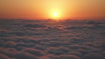 8k fantastisk solnedgång över molnen video