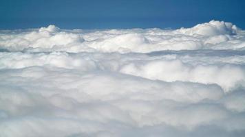 8k mar de nubes desde el pico de la montaña video
