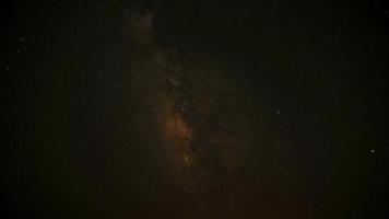 8k étoiles et veilleuses étoilées dans un ciel partiellement nuageux video