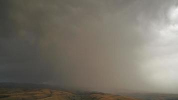 8k dikke gelaagde onweerswolk nadert video