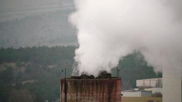 8k cheminée industrielle polluant l'air video