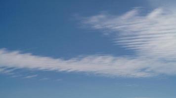 8k nuvens de camada fina no céu azul video