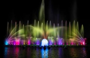 la fuente colorida bailando en celebración del año con fondo de cielo nocturno oscuro. foto