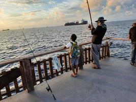 macho, maldivas, abril de 2021-gente pescando en la playa foto