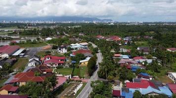 vista aérea siga la carretera asfaltada en malays kampung video