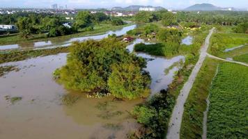 casa kampung inundada com água da chuva video