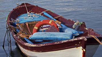 vieja cubierta de barco de pesca de madera en las imágenes del mar azul. video