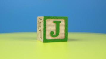 close-up tiro letra j alfabeto bloco de madeira