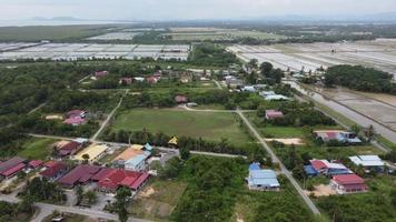 vista aerea malesi kampung con piantagione verde video