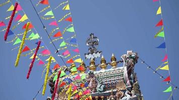 decoração de bandeira colorida no templo indiano