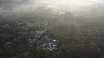 vila nublada da manhã video