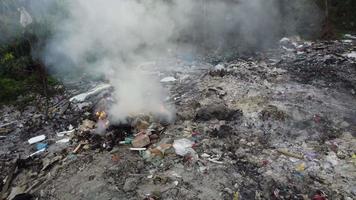 Rotierendes Verfolgen von offenem verbranntem Müll bei illegaler Deponierung video