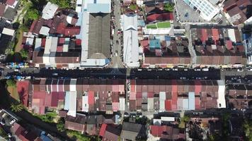 vista dall'alto il tetto della casa del negozio di serdang, kedah video