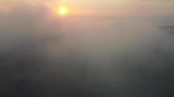 sobrevoo aéreo sobre fumaça devido à queima de área de aterro