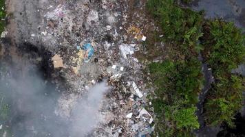 Contaminación del aire por basura quemada a cielo abierto video