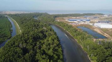 Ein Fischerboot bewegt sich am Fluss video