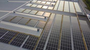 panel solar en la azotea durante la puesta de sol video