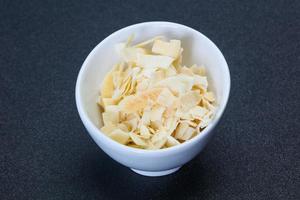 chips secos de coco en el tazón foto