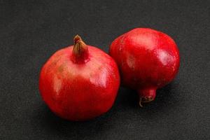 fruta fresca de granada madura y dulce foto