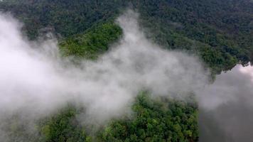 Luftschiebeansicht Niedrige Wolken bewegen sich über den See video